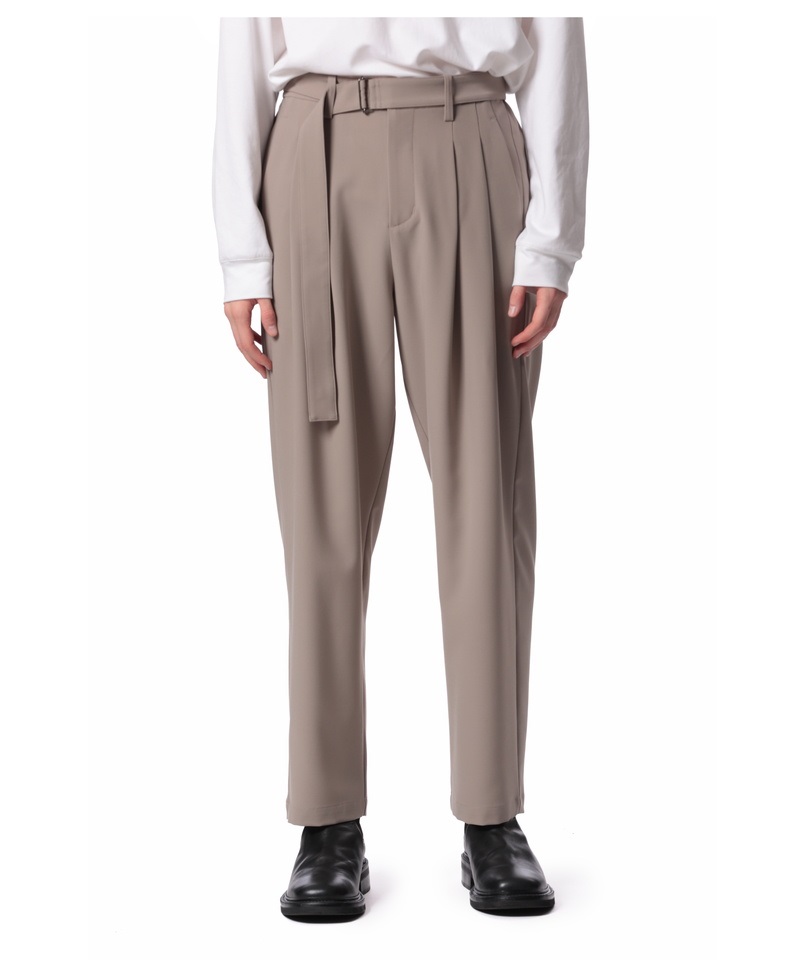 PE CONPACT TWILL BELTED TAPERED FIT TROUSERS(ベージュ(820)-1)