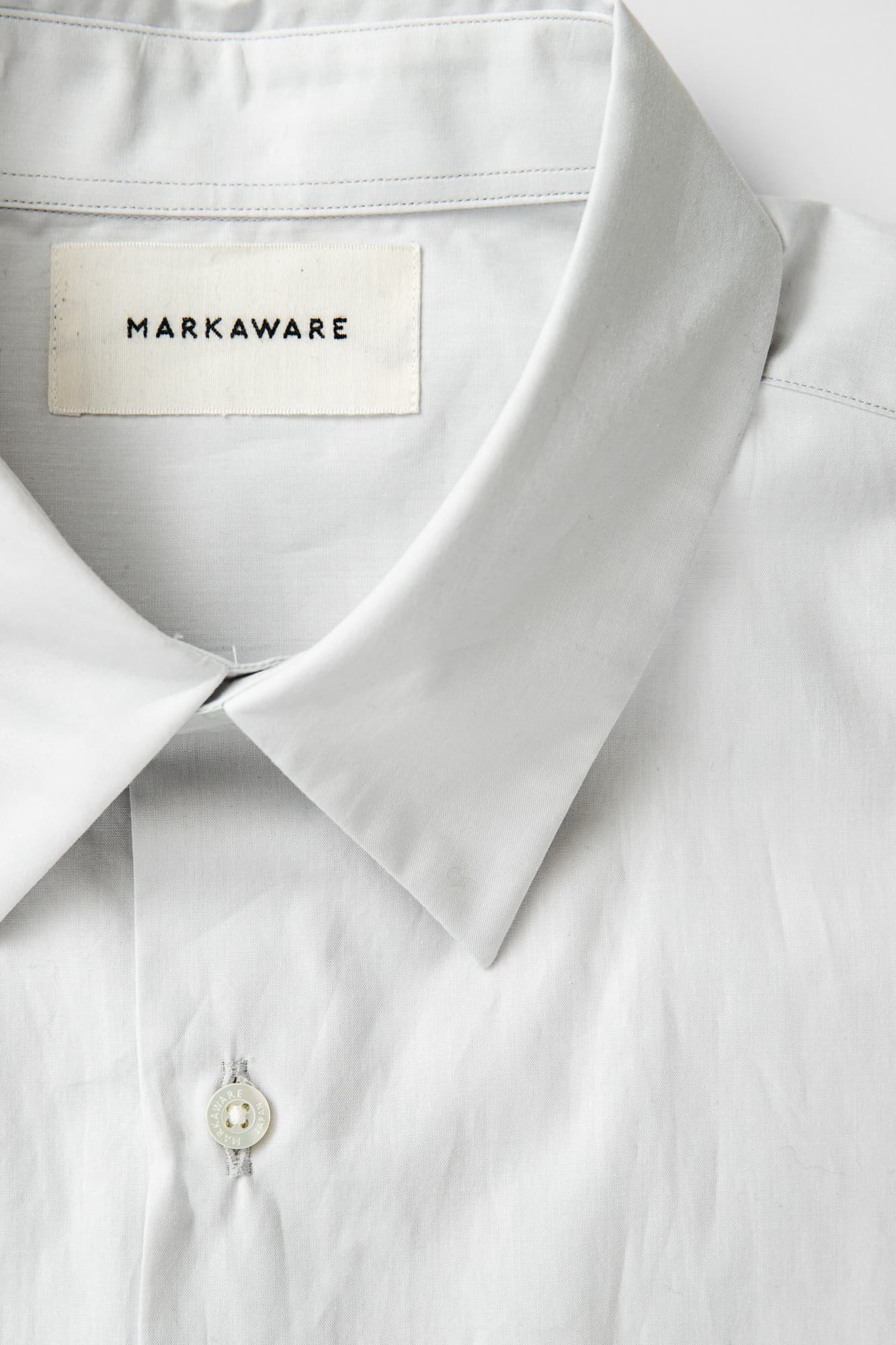 MARKAWAREの傑作シャツ〈NEW COMFORT FIT SHIRT〉が2022年春夏でさらに 