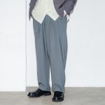 ATTACHMENTのワイドパンツを持つならこのシルエットから！ AP41-043 PE CONPACT TWILL BELTED TAPERED FIT TROUSERSをご紹介！